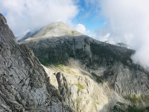 Fotos de stock gratuitas de escénico, montaña, nubes