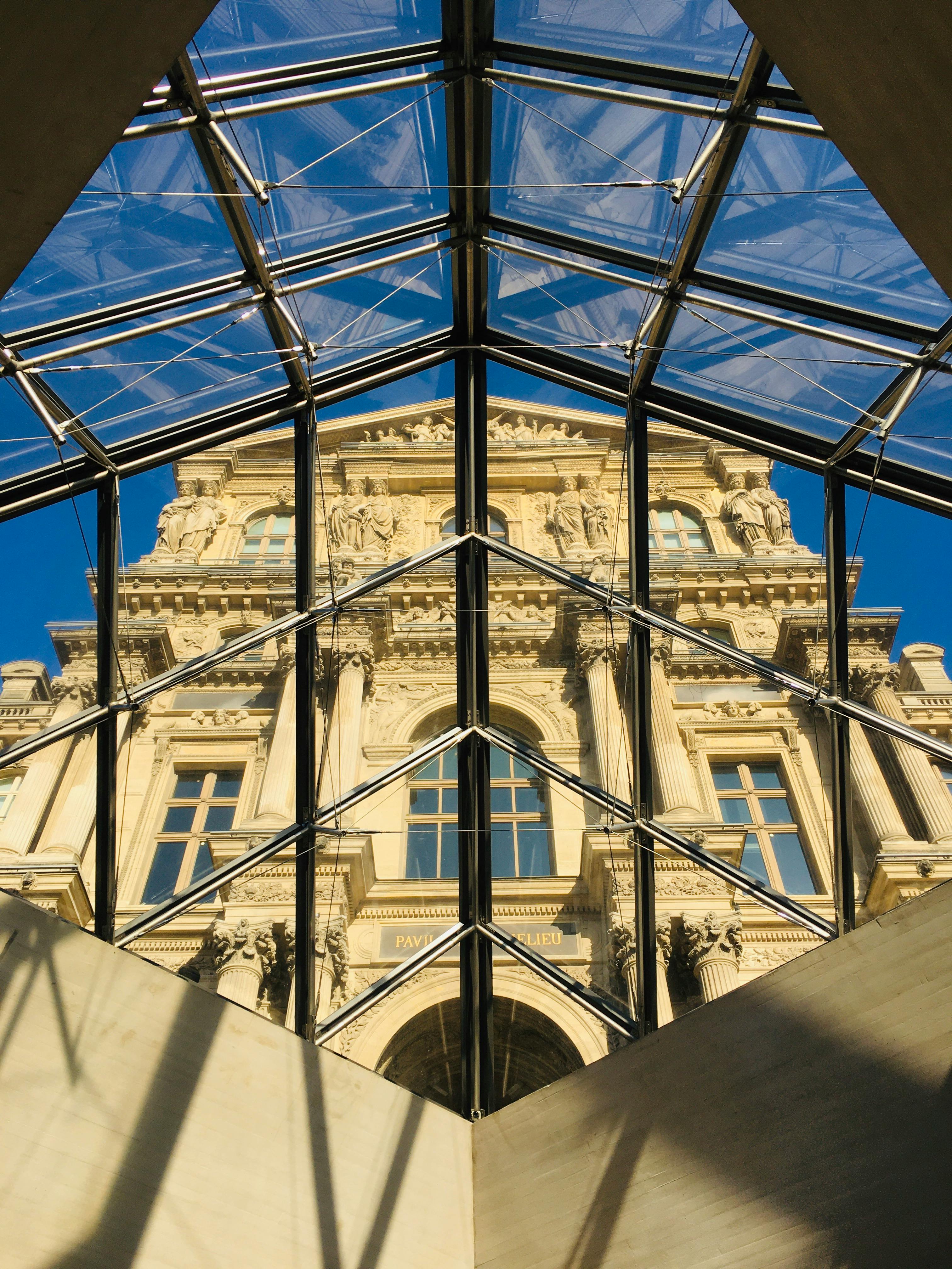透过玻璃屋顶，从低角度欣赏法国巴黎卢浮宫博物馆