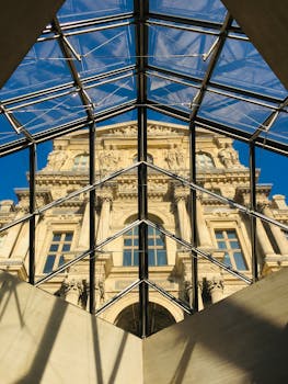 透过玻璃屋顶，从低角度欣赏法国巴黎卢浮宫博物馆
