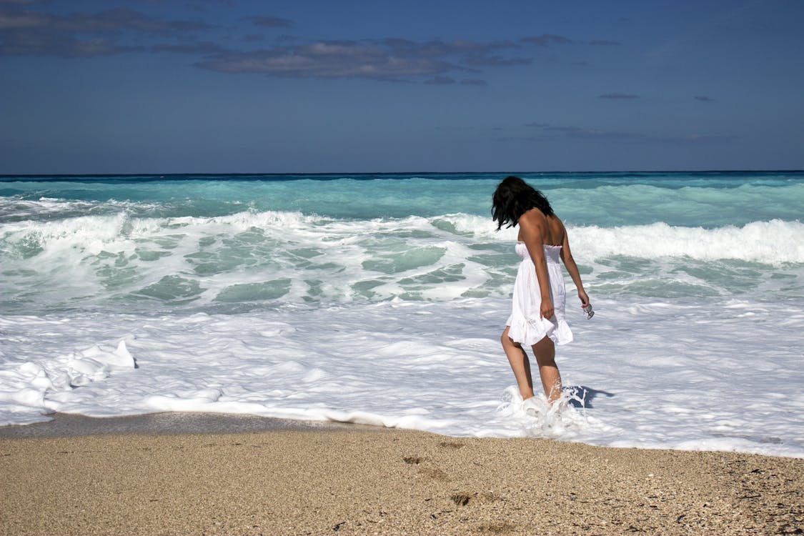 Gratis Mujeres Con Vestido Blanco En El Mar Durante El Día Foto de stock