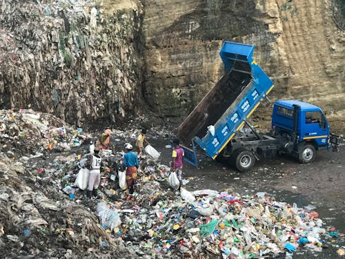 Garbage Track Discharging Garbages on Dumpsite 