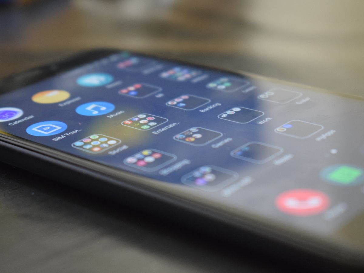 Smartphone screen showing a grid of mobile apps