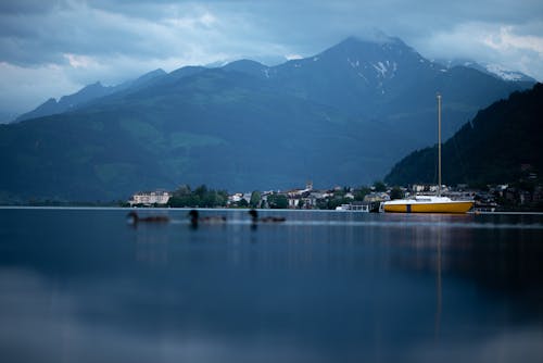 Darmowe zdjęcie z galerii z błękitne góry, kaczki, łódź