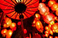 鲜红的中国灯笼点亮夜空，庆祝节日