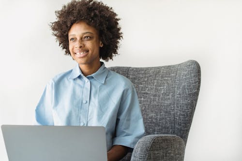 Ilmainen kuvapankkikuva tunnisteilla afroamerikkalaiset naiset, hymy, kannettava tietokone