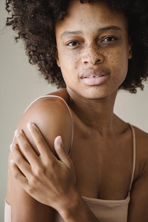 Foto profissional grátis de cabelo afro, cara, cinta de espaguete