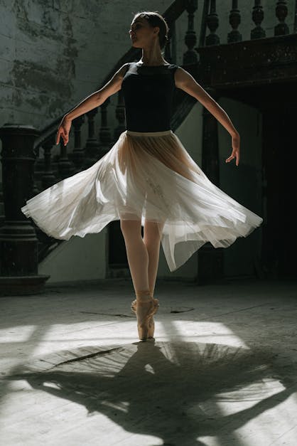 Foto Una mujer con un tutú blanco y una camiseta negra sin mangas –  Bailando Imagen en Unsplash