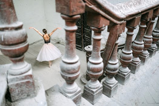 芭蕾舞演员在一座拥有经典建筑的废弃建筑中优雅地表演