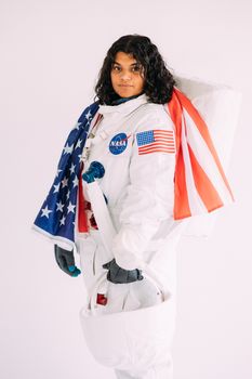 印度妇女身着印有美国国旗的宇航员服，象征着探索与多样性