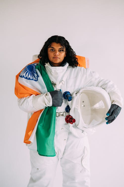 拿着旗子的宇航员服装的女人