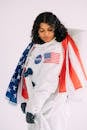 一名身穿美国宇航局宇航员服装、手持美国国旗的女子肖像