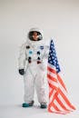 一名身穿宇航员服装的妇女举着美国国旗庆祝太空探索