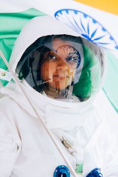 这幅身着太空服的印度女性肖像，展现了印度的太空成就，旗帜主题清晰可见