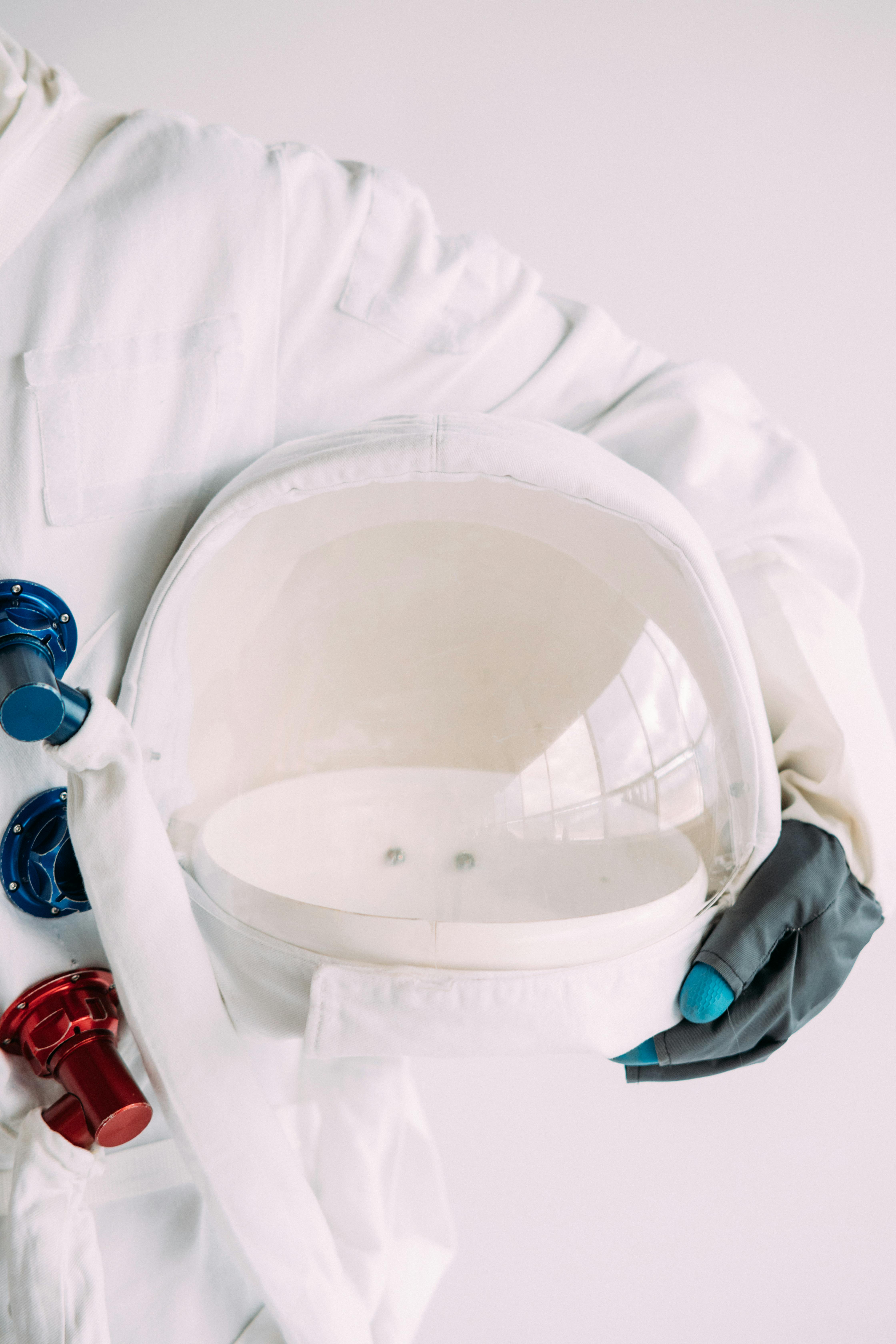 身穿白色太空服、头戴头盔的宇航员，非常适合太空探索主题