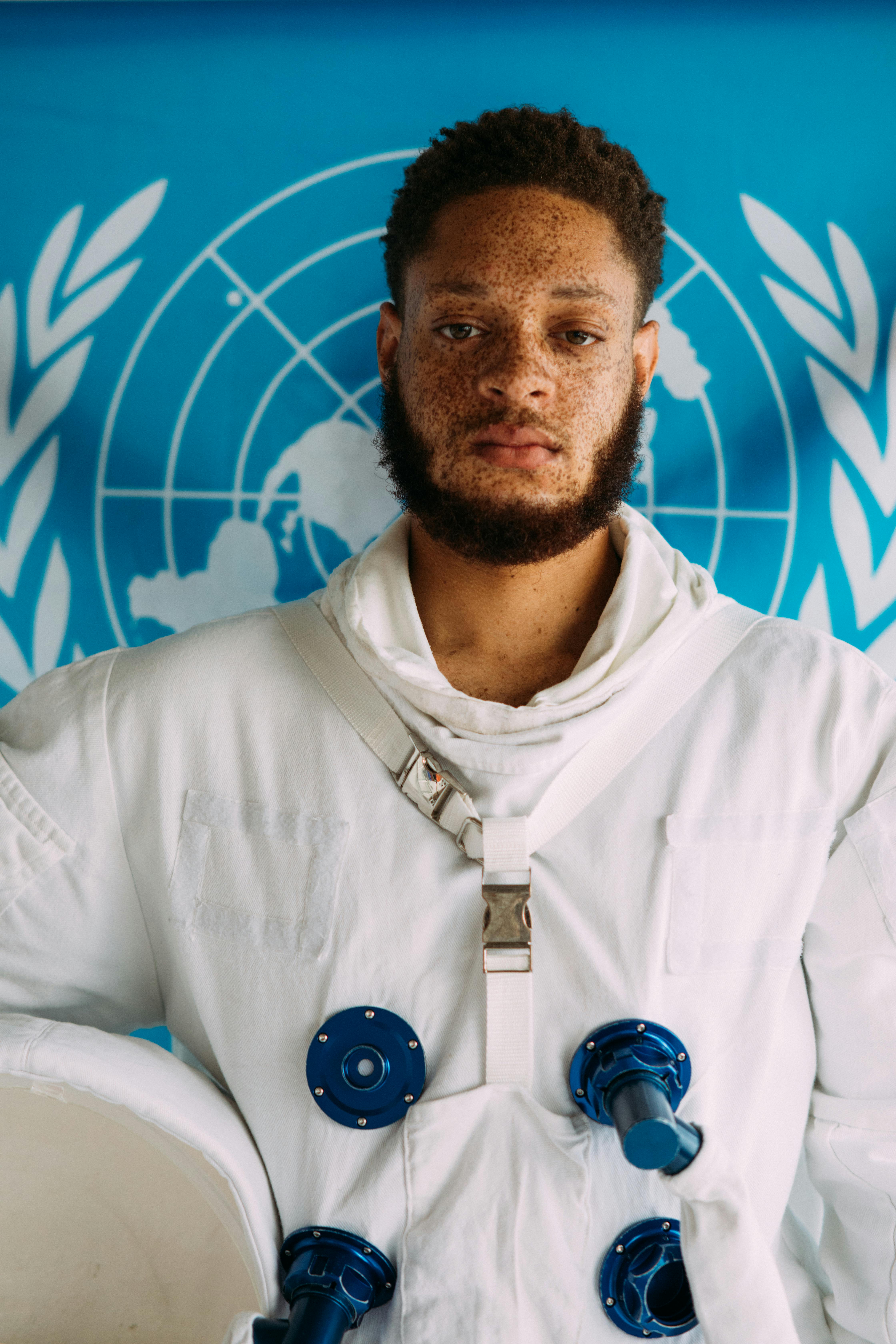 一名男子身穿太空服，在宇宙主题背景下拍摄的特写肖像