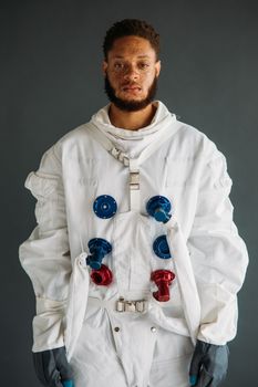 一名身穿太空服的男子专注而富有艺术感的工作室肖像