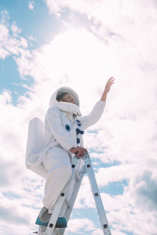 Man In Een Astronaut Kostuum Een Ladder Omhoog