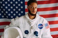 美国宇航局宇航员服上的一幅非裔美国人画像以美国国旗为背景