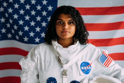 Astronot Kostümü Giyen Kadın