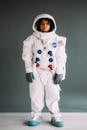 一名身穿美国宇航局宇航员服的女子在室内，捕捉太空探索主题