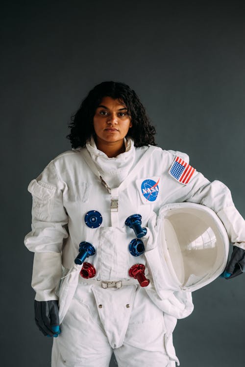 Frau, Die Ein Astronautenkostüm Trägt