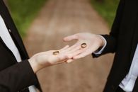 户外特写中，两人交换结婚戒指，象征着承诺