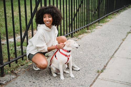 Mujer Negra Positiva En La Acera Con Perro