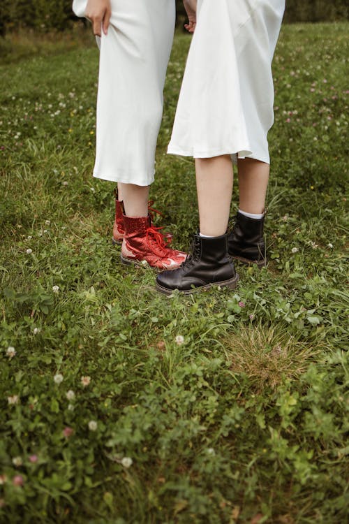 Fotos de stock gratuitas de botas negras, campo de hierba, LGBT