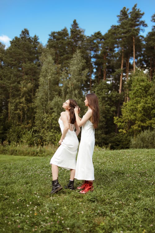 Fotobanka s bezplatnými fotkami na tému biele šaty, drží vlasy, lesbický pár