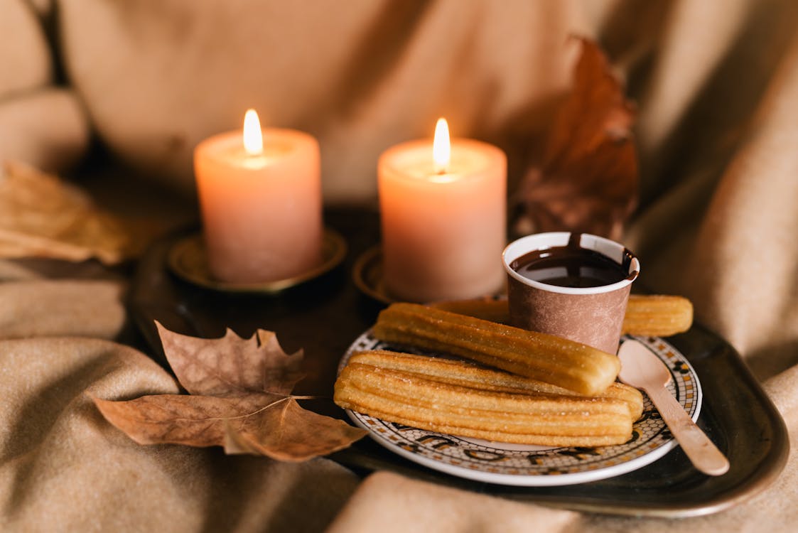 Pan De Molde Al Lado De Una Vela Encendida