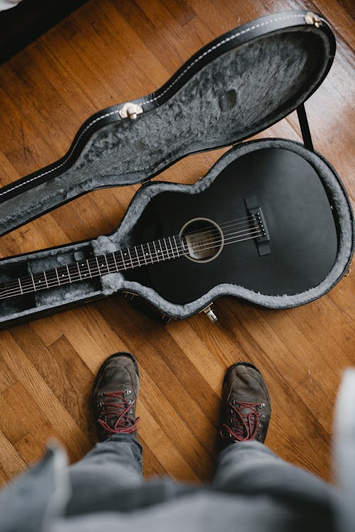 黒のギタースタンドに茶色のアコースティックギター