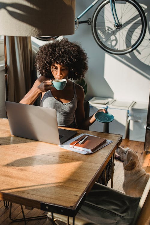 Mulher Negra Trabalhando Remotamente Em Um Netbook E Bebendo Café