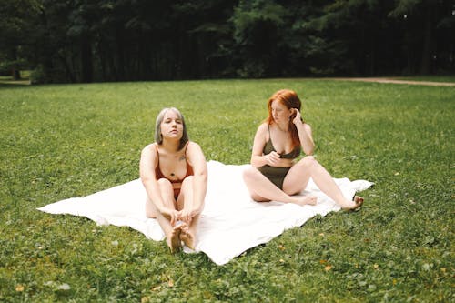 Základová fotografie zdarma na téma brunetka, hřiště, krásný