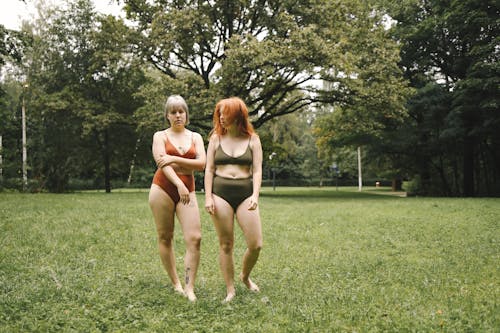 Základová fotografie zdarma na téma brunetka, celulitida, holé nohy