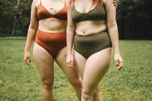 Kostenloses Stock Foto zu cellulite, frauen, gras