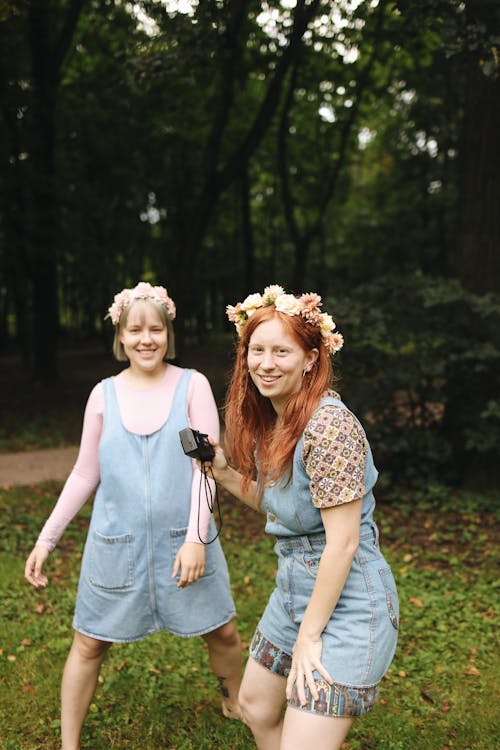 Gratis lagerfoto af blomster, blomsterkroner, denim tøj