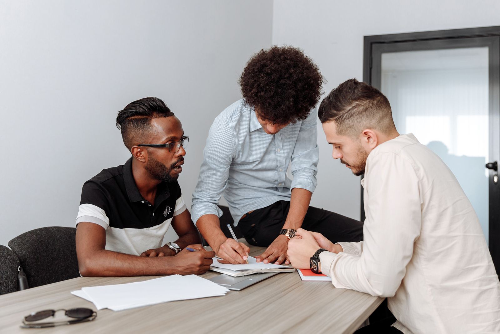 Grupo de empreendedores discutindo tecnologia
