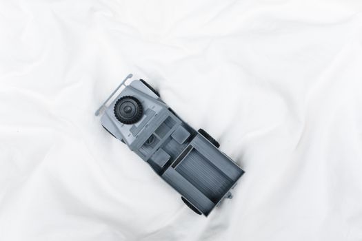 俯视图展示了一个白色背景上的灰色塑料军用车辆模型，非常适合爱好者