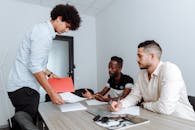 在现代办公环境中，多元化的业务团队进行创意工作