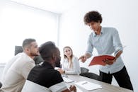 一群年轻的专业人士召开了一次协作办公会议，讨论项目细节