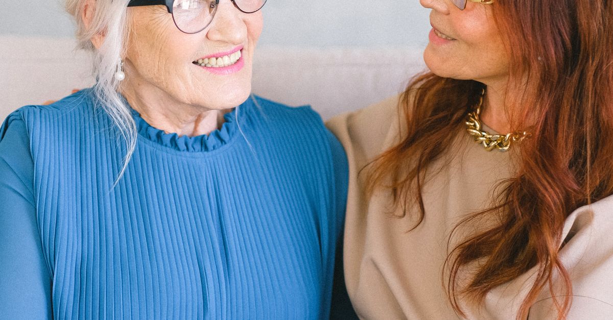 Rüyada Anneyle Güzel Bir Sohbet - Rüya Tabiri ve Anlamı - Senior cheerful women in eyeglasses and trendy dresses holding hands while smiling and talking