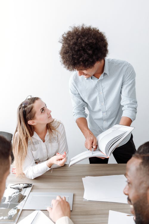 Fotobanka s bezplatnými fotkami na tému brainstorming, diskusia, kancelária