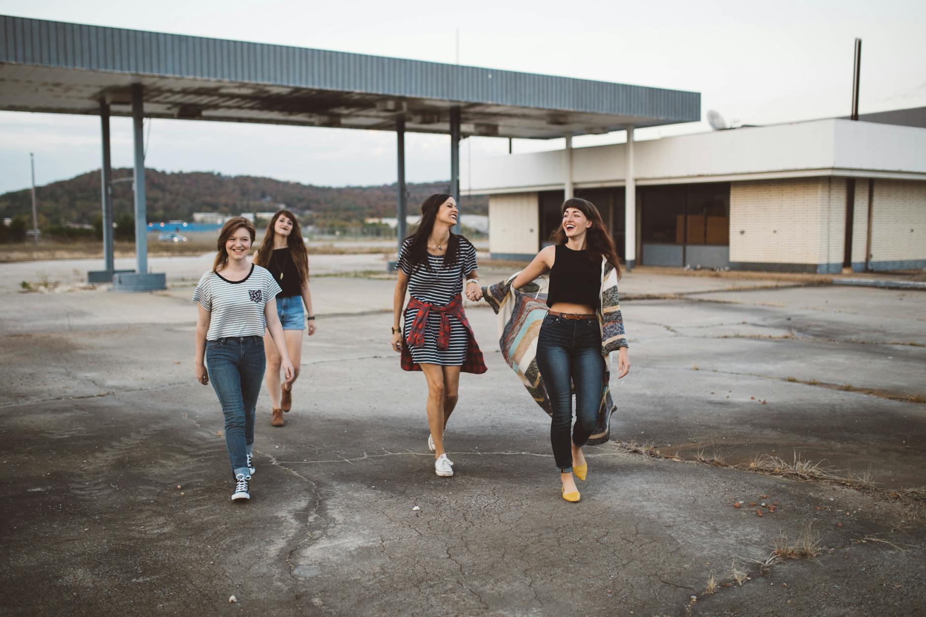 How to build trust in 6 easy ways? 5 girls walking