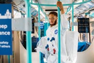 在伦敦地铁上，身着宇航服的人将太空探索与城市生活融为一体