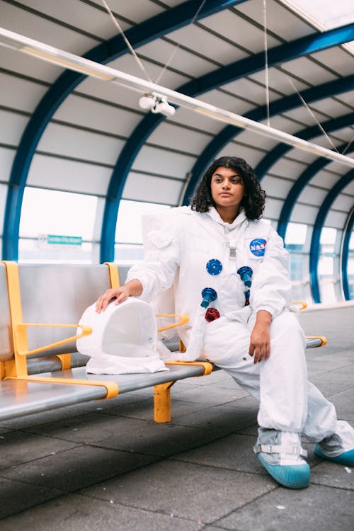 免費 穿宇航員服裝，坐在長椅上的女人 圖庫相片