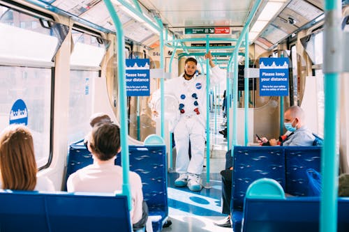 Homme En Costume D'astronaute Dans Le Train