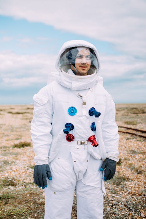 Homme Portant Un Costume D'astronaute