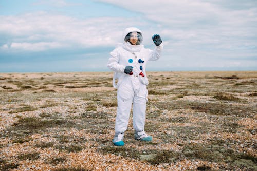 Ücretsiz Merhaba Sallayarak Astronot Stok Fotoğraflar