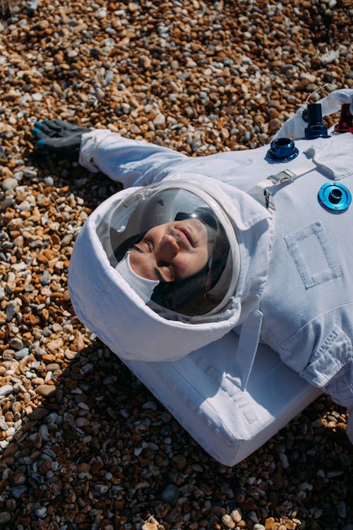 Astronaute Couché Sur Le Sol