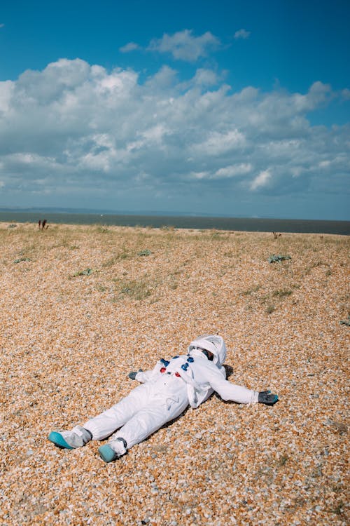 Homme En Costume D'astronaute Couché Sur Le Sol